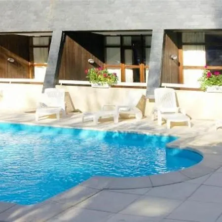 Rénové Pour 4 Pers. Avec Piscine, Sauna Et Balcon à - Fr-1-296-257 *